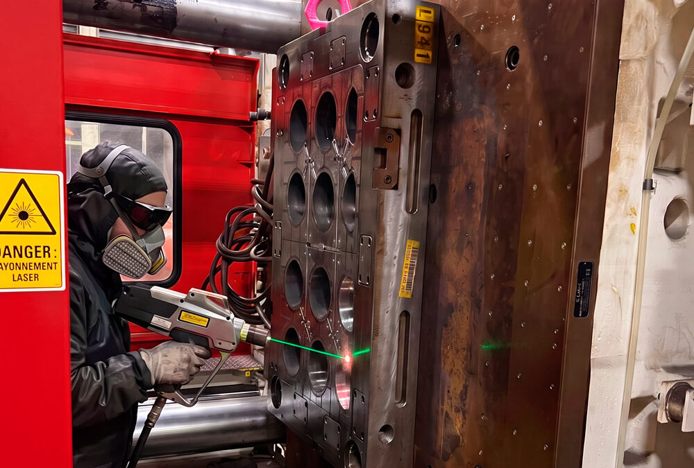 Décapage laser industriel : le guide complet (technologie, applications, prix, sécurité)